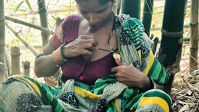 Une Femme Indienne Du Village Profite De Sexe En Plein Air Dans La Forêt