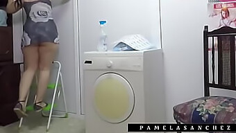 Horúce Stretnutie Amatérskeho Páru Zachytené Na Spycam, Keď Pracuje V Mini Sukni