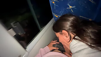 Avventura Bdsm Per La Prima Volta Su Un Viaggio In Autobus: Piacere Orale E Finale Facciale