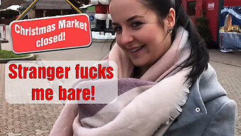 Een Jong Meisje Wordt Verrast Door Een Vreemde Op De Kerstmarkt En Heeft Onbeschermde Seks Met Hem.