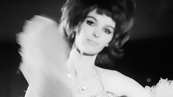 Interpreții Britanici De Cabaret Vintage Se Dezbracă În Anii '60