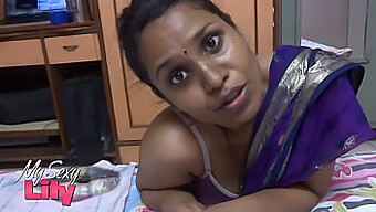 Les Gros Seins Et Le Cul D'Une Milf Indienne Jouent Avec Un Sextoy