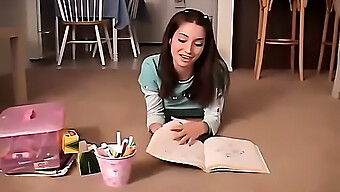 Chloe, Une Douce Américaine De 18 Ans, Se Laisse Aller À Un Jeu Solo Avec Des Crayons