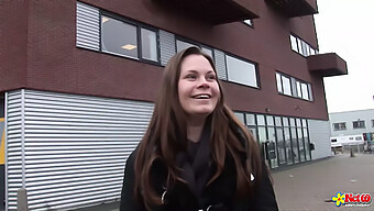 Amatør Hollandsk Brunette Nyder 69 Og Knepper Med En Pimp