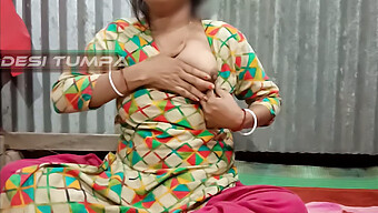 Une Femme Indienne Révèle Ses Gros Seins Et Sa Petite Zone Intime Pendant Que Son Conjoint Est Absent