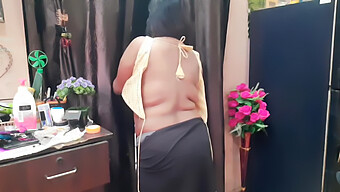 Pertunjukan Solo Sensual Istri Rumah Tangga Asia Di Ruang Intimnya