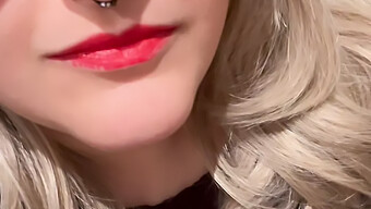 Ein Mädchen Mit Piercing Macht Es Sich In Einer Europäischen Öffentlichen Toilette