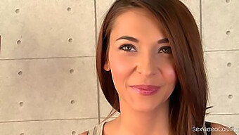 Alexis Brill, Una Studentessa Universitaria Fumante, Viene Invitata A Un Casting Porno