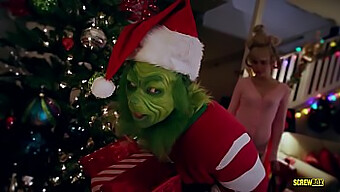 Orgie Met Volwassen En Jonge Artiesten In Grinch-Parodie