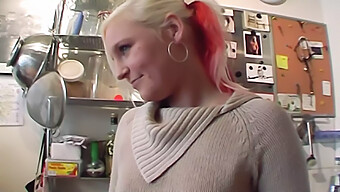 Blond Teenager Får Hård Og Dyb Blowjob Fra Fremmed