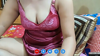 Wanita India Matang Dengan Tetek Besar Semulajadi Memamerkan Asetnya Di Webcam