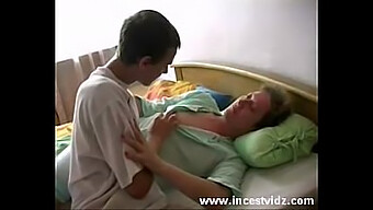 Mẹ Milf Vs Chàng Trai Trẻ Trong Cuộc Gặp Gỡ Nóng Bỏng