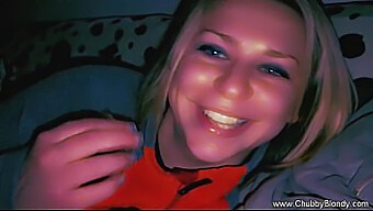 Blonde Europäische Schlampe Gibt Einen Schmutzigen Blowjob Auf Der Couch