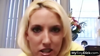 Blonde Seksi Memberikan Blowjob Pada Pria Dengan Penis Kecil Dalam Video Bdsm Amatir Ini