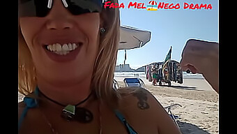 Vidéo Pov D'Une Femme Exhibant Son Corps En Bikini En Public