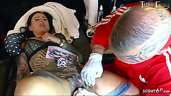 La Jeune Allemande Snowwhite Fait Une Combinaison De Tatouage Et De Fellation En Direct Dans Cette Vidéo Unique