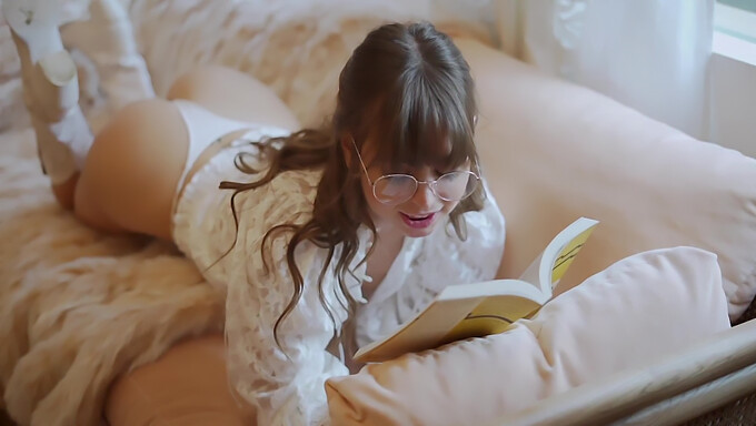 Riley Reid Sní O Svém Učiteli Při Studiu Literatury!