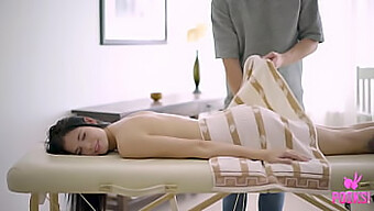 Sadie, Une Brune Aux Gros Seins, Reçoit Des Coups Profonds Et Intenses Sur Une Table De Massage !