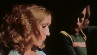 Marilyn Chambers Visszatér A Főiskolára Ebben A Forró Videóban