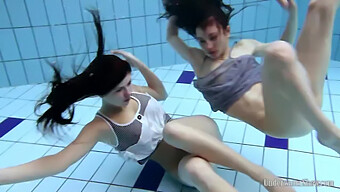 Aneta Und Janka Schwimmen Ohne Badeanzüge Im Tschechischen Pool